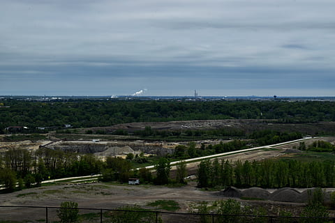 industria, cava, costruzione, elevato, trascurare, natura, cielo, nuvola - cielo, nessuno, pianta, scenics - natura, albero, giorno, bellezza nella natura, paesaggio, ambiente, scena tranquilla, orizzonte, veicolo aereo, all'aperto, acqua, la tranquillità, colore verde, architettura, mezzi di trasporto, 5K, CC0, dominio pubblico, privo di copyright