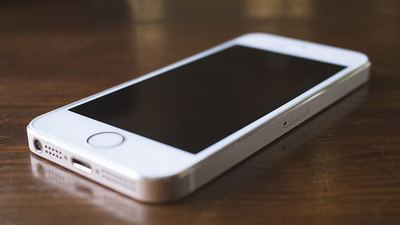 iphone, 5, смартфон, мобильный, дерево, стол письменный, макет, устройство, белый, айфон 5с, 5s, яблоко, Таблица, беспроводная технология, технология, умный телефон, соединение, портативное информационное устройство, мобильный телефон, связь, портативность, крупный план, интернет, дерево - материал, экран, в помещении, выборочный фокус, нет людей, современный, компьютерная сеть, копировать пространство, один объект, глобальные коммуникации, электронный органайзер, 5K, CC0, общественное достояние, роялти бесплатно