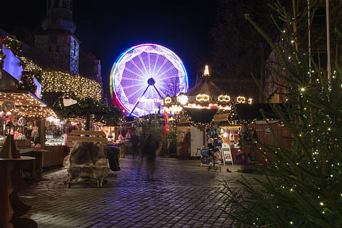 roda de ferris, Camí, passarel·la, persona, humà, Dinamarca, aalborg, aalborg rådhus, ramat, animal, vaca, mamífer, Parc d'atraccions, carrusel, roda de color, colors de nit, tir de nit, mercat de Nadal, moviment, nit, il·luminat, passeig pel parc d’atraccions, arquitectura, cultura i entreteniment artístic, grup de persones, arbre, estructura construïda, persones reals, mercat, equips d’il·luminació, decoració, persones incidentals, Nadal, exterior de l'edifici, ciutat, celebració, planta, a l'aire lliure, 5K, CC0, domini públic, lliure de regalies