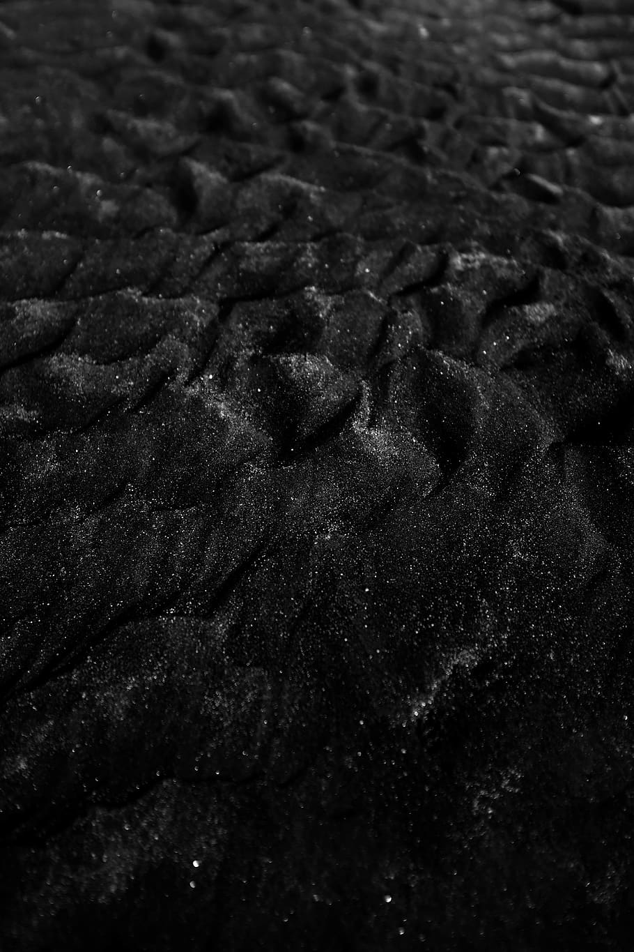 schwarzer Boden, draußen, Natur, Sand, Boden, Textur, Rock, Teppich, Schaum, Teer, Kohle, Pflanze, Haut, Wasser, grau, Lebensmittel, Pulver, Blase, Hose, bekleidung, Kleidung, Hintergründe, Vollbild, keine Leute, Muster, texturiert, High Angle View, Land, Tag, Nahansicht, nass, Ufergegend, Ruhe, Strand, selektiver Fokus, Verschmutzung, 5K