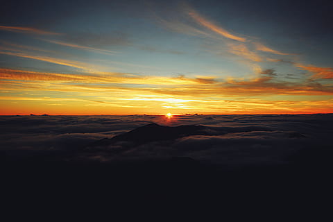 sortida del sol, naturalesa, a l'aire lliure, cel, cel vermell, alba, vespre, posta de sol, Hawaii, cràter haleakala, muntanya, hola, llum solar, sol, maui, parc nacional haleakala, al matí, núvols, haleakala, cim, escenics - natura, bellesa a la natura, núvol - cel, color taronja, escena tranquil·la, tranquil·litat, silueta, idíl·lic, escena no urbana, cap gent, medi ambient, paisatge, majestuós, cel dramàtic, 5K, CC0, domini públic, lliure de regalies