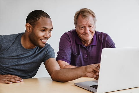 Jeune, enseignement, vieux, photo, Hommes, portable, ordinateur, clavier, La technologie, retraite, Sénior, éducation, Aidez-moi, prof, mâles, la communication, Technologie sans fil, deux personnes, souriant, utilisant un ordinateur portable, lien, adulte, bonheur, de bonne humeur, séance, à l'intérieur, adulte majeur, table, émotion, affaires, émotion positive, surfer sur le net, hommes matures, couple - relation, 4K, CC0, domaine public, libre de droits