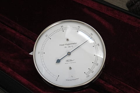 hydrometer, annonce, vægt, fugtighed, ure, fløjl, nummer, termometer, måleinstrument, indendørs, Målestok, temperatur, ingen mennesker, studio skud, varme - temperatur, tæt på, enkelt objekt, måler - måleinstrument, mad og drikke, urskive, høj vinkel visning, sort baggrund, geometrisk form, rød, Frosset, meteorologi, 2K, CC0, offentligt domæne, royaltyfrie