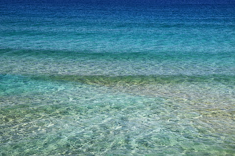 verde, blu, corpo, acqua, cielo, oceano, modello, mare, acque poco profonde, bellezza nella natura, lungomare, scenics - natura, nessuno, la tranquillità, natura, giorno, idilliaco, terra, scena tranquilla, increspato, fotogramma intero, spiaggia, all'aperto, movimento, color turchese, superficiale, pulito, purezza, 4K, CC0, dominio pubblico, privo di copyright