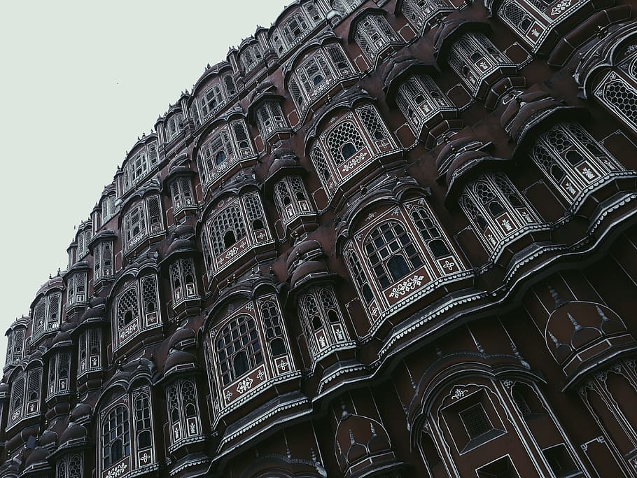 marrón, blanco, hormigón, edificio, arquitectura, fachada, Tiro de ángulo bajo, perspectiva, ventanas, estructura construida, exterior del edificio, vista de ángulo bajo, nadie, historia, el pasado, religión, cielo, lugar de adoración, espiritualidad, creencia, arco, destinos de viaje, día, modelo, ventana, al aire libre, estilo gótico, arquitectura y arte, florido, 4K