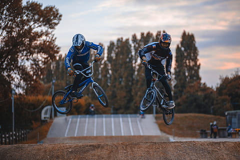 twee, persoon, bmx tricks, sport, sportkleding, wedstrijd, hoofddeksels, helm, volledige lengte, beweging, boom, twee personen, natuur, fiets, mid-air, echte mensen, vrijetijdsbesteding, kleding, activiteit, hemel, mensen, mannen, dag, paardrijden, buitenshuis, 5K, CC0, publiek domein, royaltyvrij