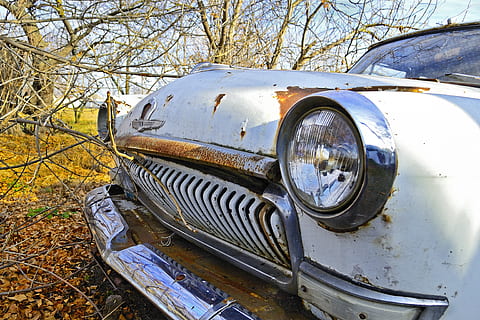 Auto, Rost, alt, Oldtimer, retro, Nostalgie, klassisch, Jahrgang, Korrosion, Die aufgegebenen, Selten, sowjetisches Auto, Transportmittel, Transport, Landfahrzeug, Baum, verlassen, Metall, Tag, Scheinwerfer, beschädigt, Kraftfahrzeug, keine Leute, heruntergewirtschaftet, Land, rostig, Retro-Stil, obsolet, Feld, draußen, Verschlechterung, ruiniert, 4K, CC0, gemeinfrei, lizenzfrei