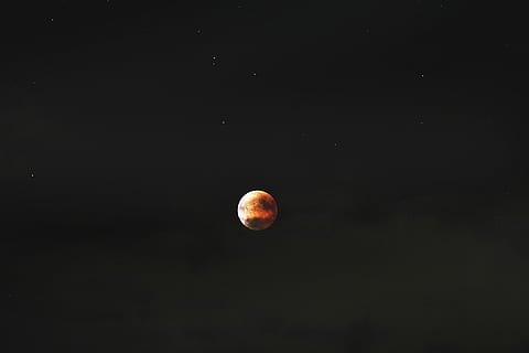 Eclipse de lluna, lluna, espai, nit, astronomia, cel, bellesa a la natura, escenics - natura, Lluna planetària, escena tranquil·la, naturalesa, tranquil·litat, lluna plena, superfície de la lluna, cap gent, idíl·lic, vista d’angle baix, fenomen natural, a l'aire lliure, ciència, majestuós, eclipsi, astrologia, espai i astronomia, llum de la lluna, 5K, CC0, domini públic, lliure de regalies