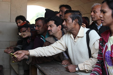 Indien, Kauf, Menge, Transaktion, Geld, Warteschlange, Linie, Kasse, Schnäppchen, Einkaufen, Marktplatz, Markt, Feilschen, Gruppe von Leuten, echte Menschen, Männer, junge Männer, Erwachsene, Frau, junger Erwachsener, Zusammengehörigkeit, Legere Kleidung, Lebensstile, Menschen, Mitte Erwachsener, Sitzung, Männer mittleren Alters, Freizeitbeschäftigung, junge Frau, reifer erwachsener, reife Männer, 2K, CC0, gemeinfrei, lizenzfrei
