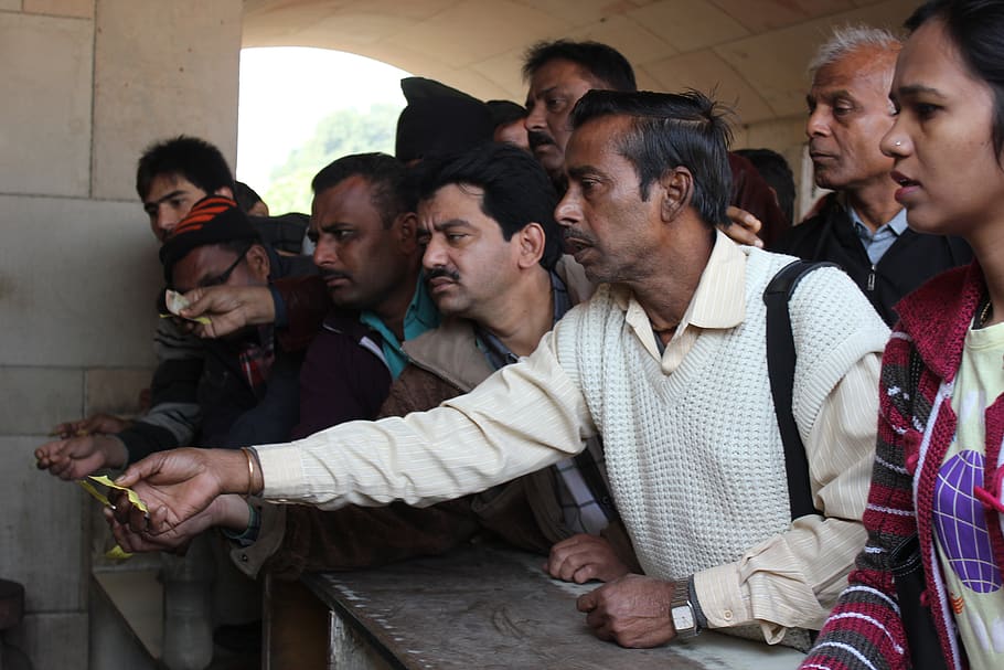 Indien, Kauf, Menge, Transaktion, Geld, Warteschlange, Linie, Kasse, Schnäppchen, Einkaufen, Marktplatz, Markt, Feilschen, Gruppe von Leuten, echte Menschen, Männer, junge Männer, Erwachsene, Frau, junger Erwachsener, Zusammengehörigkeit, Legere Kleidung, Lebensstile, Menschen, Mitte Erwachsener, Sitzung, Männer mittleren Alters, Freizeitbeschäftigung, junge Frau, reifer erwachsener, reife Männer, 2K