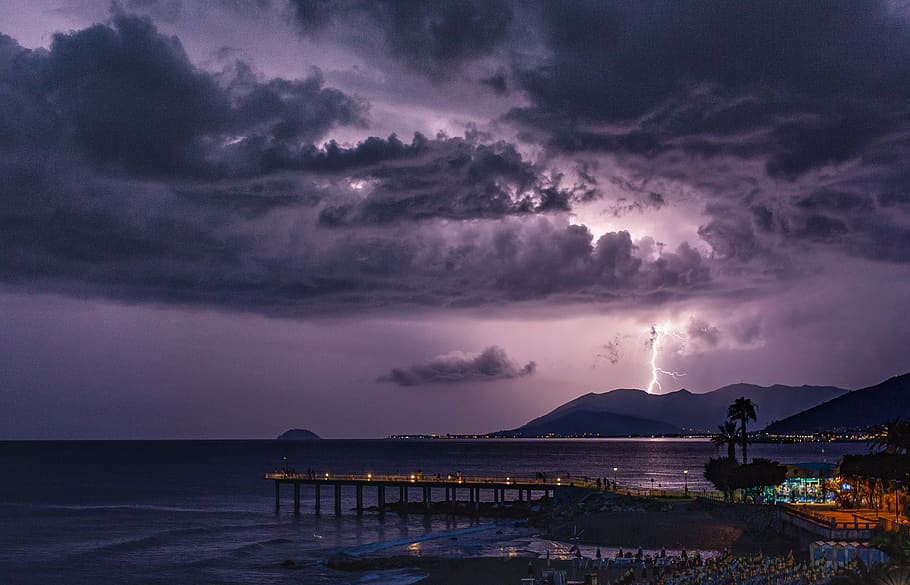 tempesta, trons, fosc, ciutat, núvol - cel, cel, llamps, aigua, bellesa a la natura, poder a la natura, cel dramàtic, escenics - natura, núvol de tempesta, naturalesa, mar, poder, medi ambient, nit, núvol, muntanya, a l'aire lliure, ominós, porpra, 4K