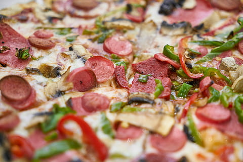 Pizza, klassisch, Küche, köstlich, Abendessen, Genießer, Lebensmittel, Mittagessen, Mahlzeit, Fleisch, Peperoni, Snack, lecker, Essen und Trinken, Vollbild, italienisches Essen, selektiver Fokus, Gemüse, Hintergründe, Nahansicht, drinnen, Frische, Käse, fertig für den Verzehr, keine Leute, Stillleben, ungesunde Ernährung, Milchprodukt, Wurst, Kraut, Peperoni Pizza, Tomatensauce, 5K, CC0, gemeinfrei, lizenzfrei