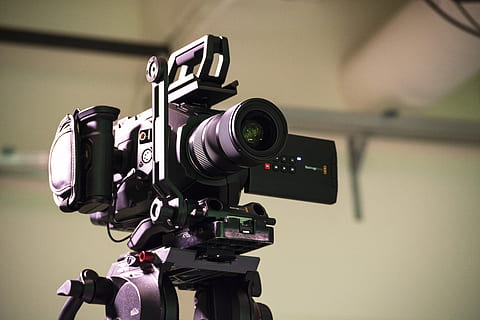 aparat foto, Electronică, cameră video, trepied, camera digitala, vegetație, plantă, curea, în aer liber, obiectivul camerei, pernă, proiector, natură, nisip, centru de divertisment, camp, ecran, Monitor, afişa, calculator, fotografii tematice, Industrie cinematografică, aparat de fotografiat - echipament fotografic, tehnologie, în interior, echipament fotografic, arta culturii și divertismentului, a închide, video, televizor, filmare, să se concentreze asupra primelor elemente, obiectiv - instrument optic, camera video de acasă, nici o persoana, industrie, industria de televiziune, mass-media, 5K, CC0, domeniu public, fără drepturi de autor