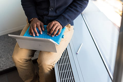 homme, travail, portable, développeur, code, type, les fenêtres, surface, La technologie, pc, section médiane, permanent, une personne, en portant, Hommes, affaires, à l'intérieur, Occupation, adulte, homme d'affaire, homme d'affaires, main humaine, main, mâles, affaire d'entreprise, vue grand angle, bien habillé, 5K, CC0, domaine public, libre de droits