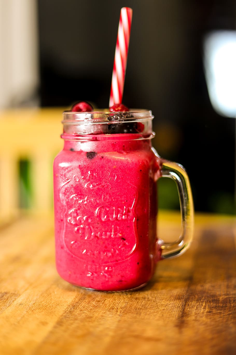 zalamero, Fruta, frambuesa, beber, salud, sano, orgánico, jugo, Fresco, comida, tarro, vaso, desintoxicación, vegetariano, dieta, estilo de vida, sacudir, comida y bebida, refresco, Paja, pajita, alimentación saludable, adentro, material de madera, color rosa, de cerca, envase, frescura, rojo, nadie, centrarse en primer plano, fruta de baya, adornar, púrpura, 5K