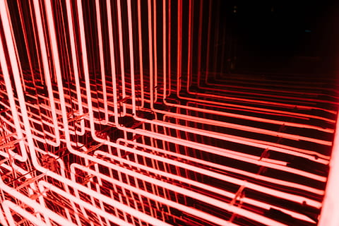 rot, Rahmen Neonröhren, Licht, Neon-, Muster, Wiederholung, Prisma, glühen, Farbe, minimal, wiederholen, Verein, Unendlichkeit, Unendlichkeitsprisma, abstrakt, Technologie, Hintergründe, Daten, Computer, futuristisch, Wissenschaft, Illustration, gestreift, Ausrüstung, Computergrafik, Design, digital erzeugtes Bild, gestalten, glühend, Industrie, Nahansicht, 5K, CC0, gemeinfrei, lizenzfrei