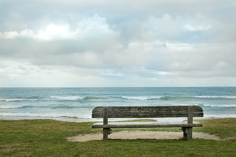buit, banc, frontal, mar, seient, cel, terra, núvol - cel, bellesa a la natura, horitzó sobre l’aigua, horitzó, aigua, escenics - natura, platja, escena tranquil·la, naturalesa, tranquil·litat, herba, cap gent, idíl·lic, dia, a l'aire lliure, Banc del parc, 5K, CC0, domini públic, lliure de regalies