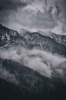 Waldberg, bedeckt, Wolken, Antenne, Fotografie, Wolke, Berg, Baum, Wald, Gebirge, Nebel, nebelig, neblig, dunkel, Wildnis, wild, geheimnisvoll, Natur, Landschaft, robust, wolke - himmel, szenen, Gipfel, draußen, Himmel, Wolkengebilde, Schnee, Schönheit in der Natur, europäische alpen, Hügel, Tal, Winter, Reise, Wetter, keine Leute, Rock - Objekt, Blau, 5K, CC0, gemeinfrei, lizenzfrei