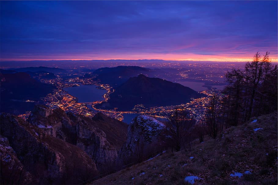 solnedgang, himmel, mørk, nat, aften, landskab, by, antenne, udsigt, lys, scenics - natur, skønhed i naturen, bjerg, rolig scene, ro, miljø, natur, ingen mennesker, sky - himmel, træ, rejsemål, ikke-urbane scene, udendørs, skumring, plante, belyst, 1080P