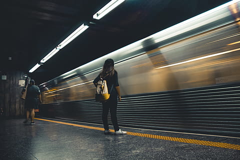 donna, in piedi, accanto, stazione ferroviaria, azione, sfocatura, commutare, pendolarismo, luci, locomotiva, lunga esposizione, movimento, persone, trasporto pubblico, ferrovia, velocità, metropolitana, terminale, traffico, treno, mezzi di trasporto, sistema di trasporto, tunnel, movimento sfocato, modo di trasporto, trasporto ferroviario, treno - veicolo, lunghezza intera, piattaforma della stazione ferroviaria, architettura, viaggio, in movimento, illuminato, notte, veicolo terrestre, in attesa, all'aperto, stazione, 5K, CC0, dominio pubblico, privo di copyright