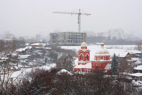 , maó, edifici, catedral, Església, ciutat, fred, dia, alt, històric, ufa, vell, ortodoxa, a l'aire lliure, vermell, Rússia, rus, Sant, cel, neu, nevades, temple, tradicional, viatjar, hivern, vent de neu, arquitectura, estructura construïda, temperatura de fred, exterior de l'edifici, naturalesa, nevar, cap gent, boira, cobertura, torre, destinacions de viatge, paisatge urbà, 2K, CC0, domini públic, lliure de regalies