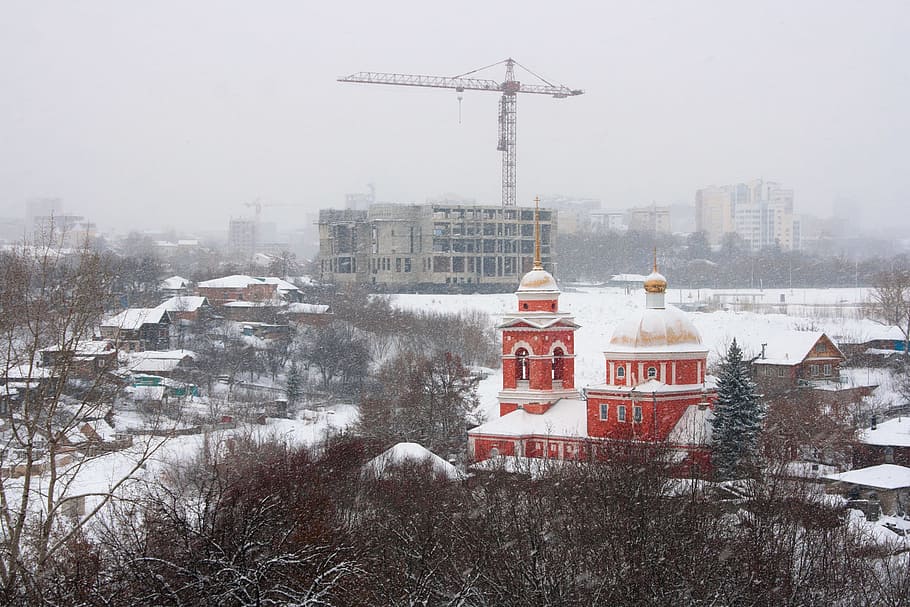, maó, edifici, catedral, Església, ciutat, fred, dia, alt, històric, ufa, vell, ortodoxa, a l'aire lliure, vermell, Rússia, rus, Sant, cel, neu, nevades, temple, tradicional, viatjar, hivern, vent de neu, arquitectura, estructura construïda, temperatura de fred, exterior de l'edifici, naturalesa, nevar, cap gent, boira, cobertura, torre, destinacions de viatge, paisatge urbà, 2K