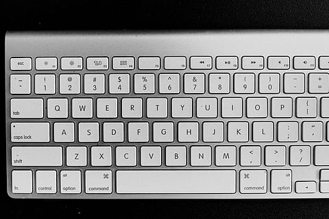 Apple Wireless Keyboard, teknologi, kommunikasjon, trådløs teknologi, alfabet, datamaskin, tastatur, data-tastatur, datamaskin del, nærbilde, data utstyr, brev, ingen folk, innendørs, forbindelse, datamaskin nøkkel, tekst, Nummer, laptop, stor bokstav, internett, 5K, CC0, offentlig domene, opphavsrett gratis