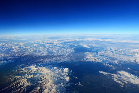 avião, nuvens, montanhas, neve, inverno, vista aérea, céu, azul, nuvem - céu, planeta Terra, natureza, beleza na natureza, espaço, scenics - natureza, meio Ambiente, ninguém, vista de satélite, alto, copie o espaço, cena tranquila, cloudscape, ao ar livre, visão de alto ângulo, tranquilidade, atmosfera, acima, meteorologia, suavidade, 5K, CC0, domínio público, royalty free