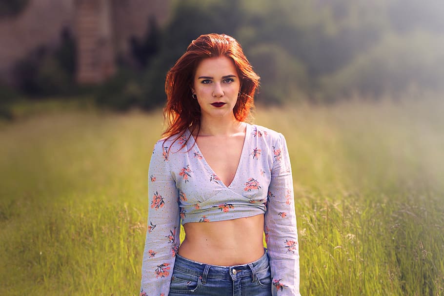 lauke, modelis, kraštovaizdį, zali laukai, pavasaris, pobūdį, moteris, vienas asmuo, jaunuolis, raudonplaukiai, žolė, portretas, Vaizdas iš priekio, augalų, atsitiktinis apranga, sutelkti dėmesį į naujas žinias, grožis, trijų ketvirčių ilgio, suaugusiųjų, žiūri į fotoaparatą, jauna moteris, žemės, moterys, graži moteris, plaukai, šukuosena, kontempliacija, dažyti raudoni plaukai, 2K