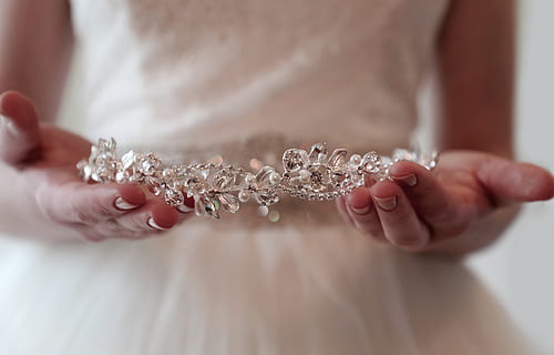 srebrna tiara, brzuch, jedna osoba, ludzka ręka, dłoń, trzymać, część ludzkiego ciała, zbliżenie, dorosły, przedni widok, kobiety, wewnątrz, biżuteria, skupić się na pierwszym planie, bogactwo, studio strzał, moda, luksus, sukienka, 8K, CC0, domena publiczna, darmowe zdjęcia