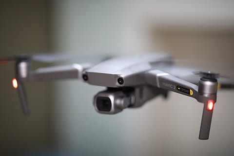 drone, flyvningen, kamera, Dji, fantom, fotografering, propel, hobby, quadrokopter, trend, tinker, holde øje, droner, mavic 2 pro, indendørs, tæt på, ingen mennesker, fokus på forgrunden, teknologi, sikkerhed, metal, beskyttelse, kontrollere, kunstkultur og underholdning, selektiv fokusering, belyst, brændstof og elproduktion, manden lavet, menneskeskabt objekt, skilt, håndtere, enkelhed, enkelt objekt, elektrisk udstyr, 4K, CC0, offentligt domæne, royaltyfrie
