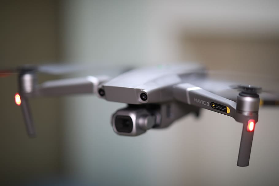 drone, vol, càmera, dji, fantasma, fotografia, hèlix, pasatemps, quadcopter, tendència, juguetear, veure, drones, mavic 2 pro, a l'interior, primer pla, cap gent, centrar-se en primer pla, tecnologia, seguretat, metall, protecció, control, cultura i entreteniment artístic, enfocament selectiu, il·luminat, generació de combustible i energia, fet per l'home, objectes fets per l’home, signe, gestionar, senzillesa, sol objecte, equipament elèctric, 4K