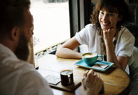 femme, blanc, chemise, à côté de, tasse à thé, boissons, Pause, caféine, bavarder, de bonne humeur, café, la communication, lien, conversation, rendez-vous amoureux, les boissons, copains, relation amicale, à l'intérieur, écoute, homme, réunion, optimiste, personnes, séance, banalités, sourire, souriant, parler, unité, tasse, agresser, table, boisson, tasse à café, deux personnes, adulte, Nourriture et boisson, café - boisson, Vêtements décontractés, photo du visage, les jeunes hommes, jeune adulte, femmes, Hommes, couple - relation, en buvant, 5K, CC0, domaine public, libre de droits