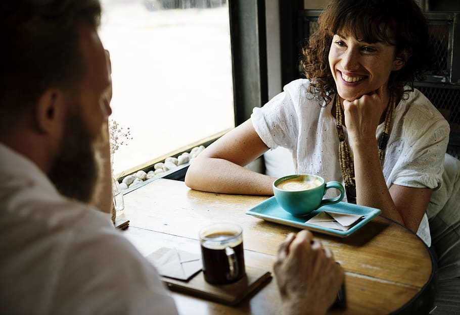 dona, blanc, samarreta, al costat, tassa de te, begudes, trencar, cafeïna, xat, alegre, cafè, cafeteria, comunicació, connexió, conversa, data, amics, amistat, a l'interior, escolta, home, reunió, optimista, gent, assegut, petit sermo, somriu, somrient, parlar, unió, tassa, taula, beure, tassa de cafè, dues persones, adult, menjar i beguda, cafè - beguda, roba casual, tirada al cap, home jove, adult jove, dones, homes, parella - relació, 5K