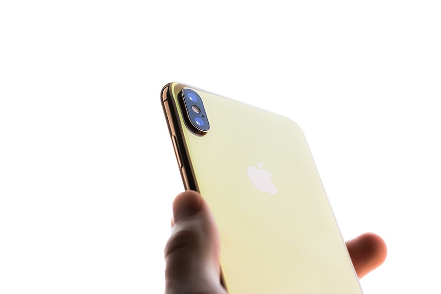 or iphone xs, mà humana, mà, fons blanc, part del cos humà, tir de l'estudi, una persona, celebració, còpia espai, telèfon intel·ligent, primer pla, a l'interior, dit humà, dit, persona irreconeixible, part del cos, tecnologia, telèfon mòbil, tecnologia sense fils, pantalla, 5K