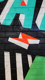 moniväriset graffitit, merkki, viestintä, päivä, ei ihmisiä, arkkitehtuuri, kaupunki, symboli, opastus, rakennettu rakenne, raidallinen, seinänrakennusominaisuus, ulkona, monivärinen, punainen, lähikuva, nuolen symboli, tie, auringonvalo, musta väri, varjo, 4K, CC0, public domain, rojaltivapaa