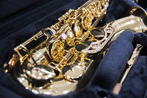 strumenti, mestiere, sassofono, strumento musicale, musica, cultura artistica e intrattenimento, color oro, strumento d'ottone, metallo, ottone, oro, in casa, avvicinamento, strumento a fiato, brillante, di fila, messa a fuoco selettiva, prestazione, musica classica, attrezzatura musicale, musicista, tromba, ornato, 5K, CC0, dominio pubblico, privo di copyright
