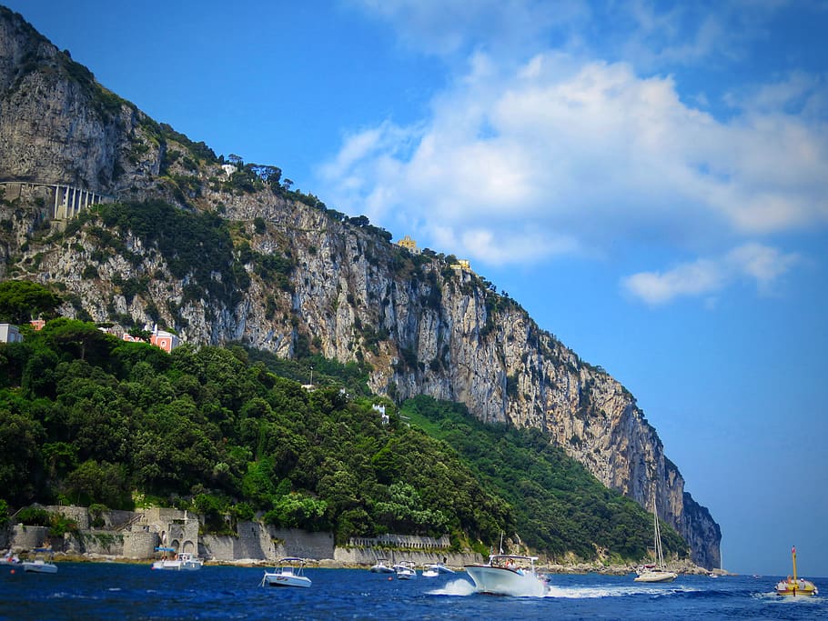 Itàlia, capri, vaixell nàutic, aigua, transport, mar, manera de transport, muntanya, naturalesa, penya-segat, cel, dia, terra, escenics - natura, núvol - cel, bellesa a la natura, rock, cap gent, sòlid, blau, viatjar, a l'aire lliure, veler, 4K