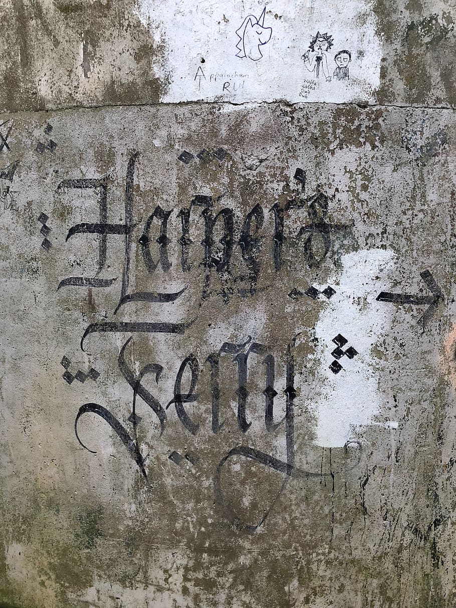 paret, graffiti, text, art, W v, pedra, virginia oest, harpers ferry, mural, pintura, catifa, roba, escriptura a mà, rock, paret de pedra, edifici, bunker, dibuix, cal·ligrafia, funció de construcció de parets, estructura construïda, arquitectura, comunicació, cap gent, guió occidental, dia, resistent, art i artesania, creativitat, vell, marc complet, espatllat, textura, fons, a l'aire lliure, descamació, missatge, concret, 4K
