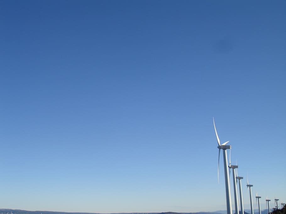 espanya, caudete, cel, blau, turbina, aerogenerador, energia renovable, energia eòlica, generació de combustible i energia, cel clar, energia alternativa, còpia espai, conservació del medi ambient, medi ambient, naturalesa, vista d’angle baix, tecnologia, dia, cap gent, assolellat, a l'aire lliure, vent, recursos sostenibles, Font d'alimentació, poder a la natura, 2K