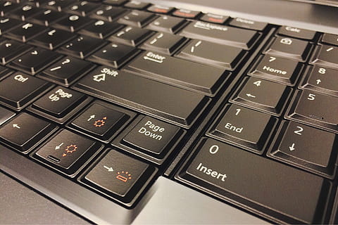 voll, Frame erschossen, Computer Tastatur, Zugriff, verwischen, Nahansicht, Daten, Gerät, Elektronik, Ausrüstung, Fokus, Tastatur, Schlüssel, Computer, Technologie, Computerausrüstung, Text, Kommunikation, Laptop, Computerteil, Verbindung, kabellose Technologie, drinnen, keine Leute, westliche Schrift, Brief, Alphabet, Computerschlüssel, schwarze Farbe, tragbares Informationsgerät, elektrische Ausrüstung, 2K, CC0, gemeinfrei, lizenzfrei