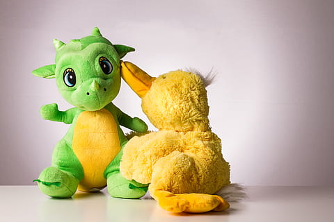Kommunikation, kommunizieren, unterhalten, sich unterhalten, Teddybär, Unterhaltung, Interaktion, interagieren, soziales Verhalten, Darstellung, Tierdarstellung, Spielzeug, Plüschtier, drinnen, Tier, Kindheit, Studioaufnahme, Tierthemen, Säugetier, Stillleben, süß, Nahansicht, Gelb, Gruppe von Objekten, Kunst und Handwerk, Haustiere, farbiger Hintergrund, 4K, CC0, gemeinfrei, lizenzfrei