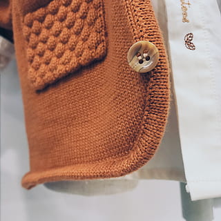 ropa, adentro, textil, nadie, de cerca, naturaleza muerta, vista de alto ángulo, suéter, botón, marrón, arte, día, modelo, Arte y artesanía, mesa, enfoque selectivo, color naranja, lana, directamente arriba, ropa de abrigo, 2K, CC0, dominio público, libre de derechos