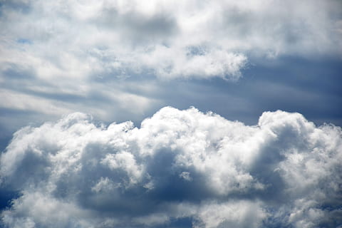 des nuages, ciel, la nature, des nuages ​​orageux, des nuages ​​cumulus, bleu, sombre, nuage - ciel, cloudscape, beauté dans la nature, couvert, arrière-plans, paysages - nature, ciel dramatique, atmosphère, couleur blanche, environnement, personne, journée, duveteux, tranquillité, vent, nuage d'orage, en plein air, douceur, météorologie, pluie, climat, nettoyer, 4K, CC0, domaine public, libre de droits