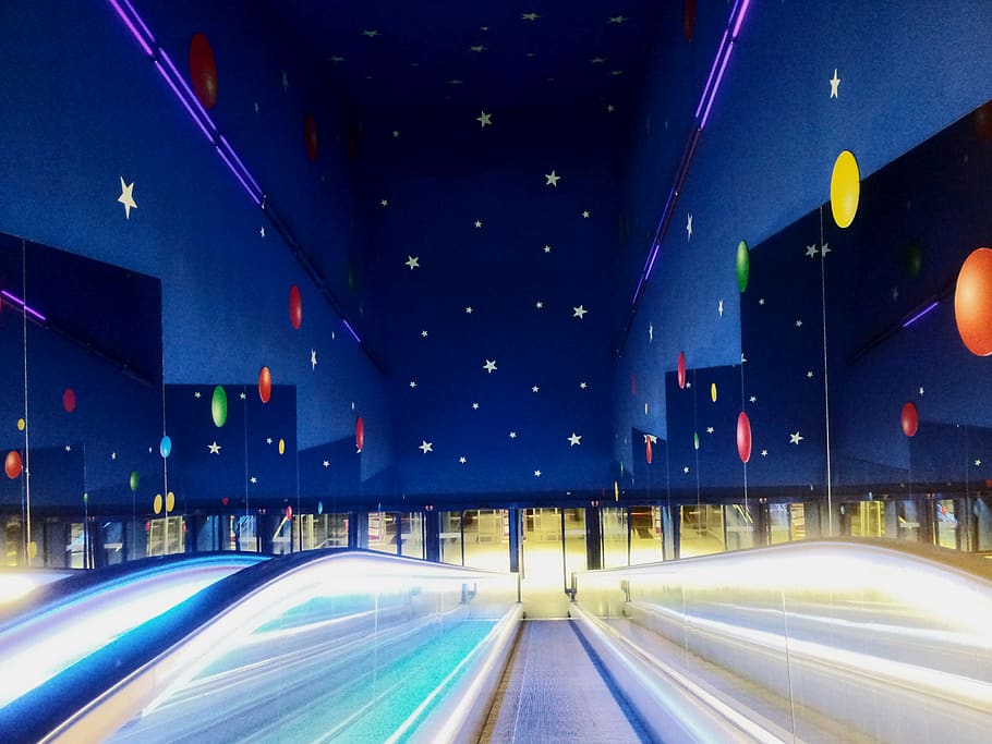 espanya, caudalie, il·luminat, nit, arquitectura, direcció, estructura construïda, equips d’il·luminació, moviment, transport, cap gent, el camí a seguir, moviment borrós, temperatura de fred, a l'interior, carretera, neu, llum, hivern, exposició llarga, ciutat, nevar, 2K
