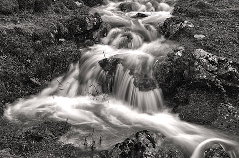 cascada, moviment, exposició llarga, escenics - natura, bellesa a la natura, moviment borrós, aigua, aigua que flueix, rock, sòlid, rock - object, bosc, que flueix, naturalesa, medi ambient, cap gent, terra, esport, dia, a l'aire lliure, poder a la natura, caient aigua, selva tropical, rierol: aigua que flueix, 4K, CC0, domini públic, lliure de regalies