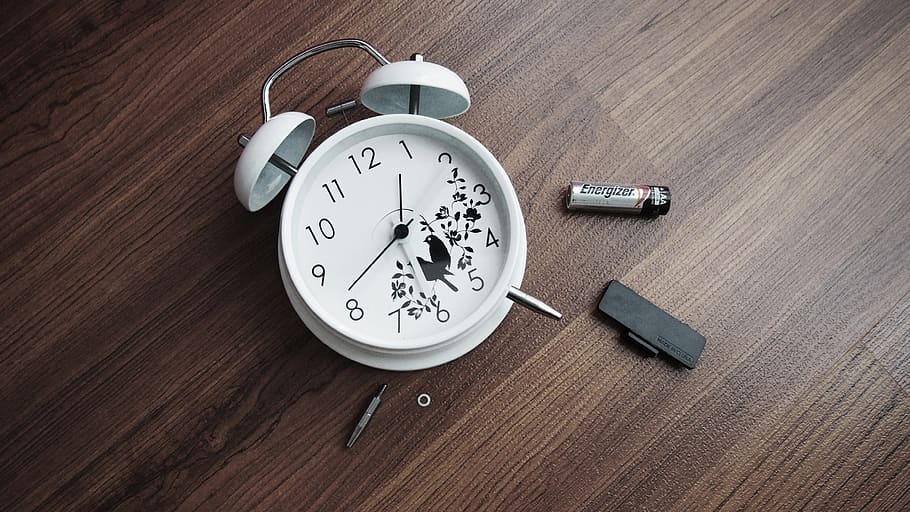 rodó, blanc, rellotge analògic, despertador, bateria, temps, temporitzador, rellotge, a l'interior, cap gent, tir de l'estudi, Minuta, taula, precisió, nombre, material de fusta, data límit, natura morta, primer pla, instrument del temps, vista d’angle alt, velocitat, metall, color plata, cronòmetre, comprovant l’hora, gra de fusta, 4K