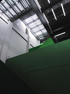 bílá budova interiér, architektura, budova, okno, schodiště, švýcarsko, střešní okno, pfingstweidstrasse 96, zurich, světlo, interiér, schody, univerzita, zhdk, areál, toni, zelená, škola, švýcarský, iphone x, uvnitř, stavba, nízký úhel pohledu, zelená barva, nikdo, svítí, nástěnný prvek, strop, osvětlovací zařízení, den, schodiště a schodiště, velká skupina objektů, vzor, zábradlí, kov, přímo pod, 4K, CC0, veřejná doména, bez autorských práv