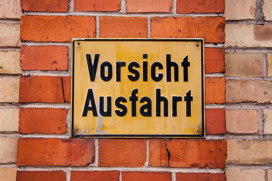 skjold, Advarsel, Afslut, Bemærk, opmærksomhed, advarselsskilte, sikkerhed, Gade skilt, vej, warnschild, signal, mursten, murstens væg, tekst, vestlige script, gul, meddelelse, væg, arkitektur, murbygningsfunktion, skilt, bygget struktur, ingen mennesker, stort bogstav, bygning udvendig, dag, Information, informationsskilt, tæt på, rød, udendørs, besked, 4K