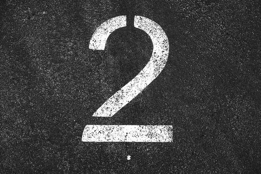 dwa, 2, numer dwa, numer, liczebnik, cyfra, symbol, biały numer dwa, asfalt, parking, sekcja parkingowa, wskazanie, znak, Droga, oznakowanie dróg, cechowanie, porozumiewanie się, żadnych ludzi, dzień, transport, wysoki kąt widzenia, Miasto, poradnictwo, ulica, na dworze, znak drogowy, farba, teksturowane, Informacja, 4K